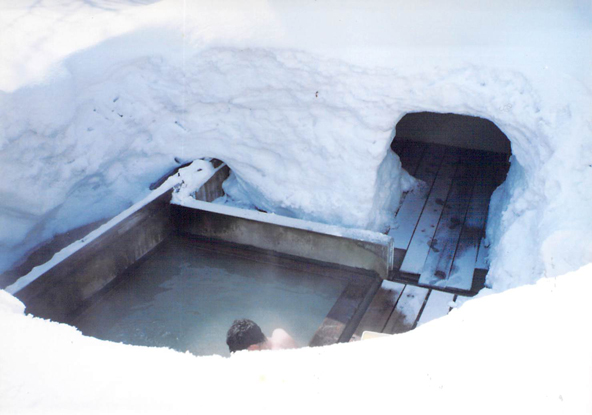 森田さんから提供いただきました。 1993年平成5年4月9日　雪が多い年で旧総湯入り口はトンネル